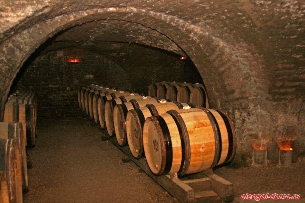 Фото бочек, в которых выдерживают вина в Бургундии (Франция)